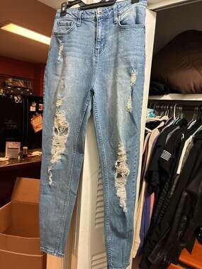 HT Denim Mom Jean Distressed Light Wash Jeans Size 5